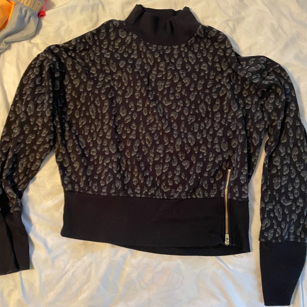 Old navy womens leopard print mock neck sweatshirt